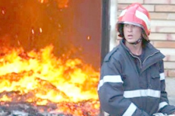 O casă a ars aproape în întregime, la Valu lui Traian